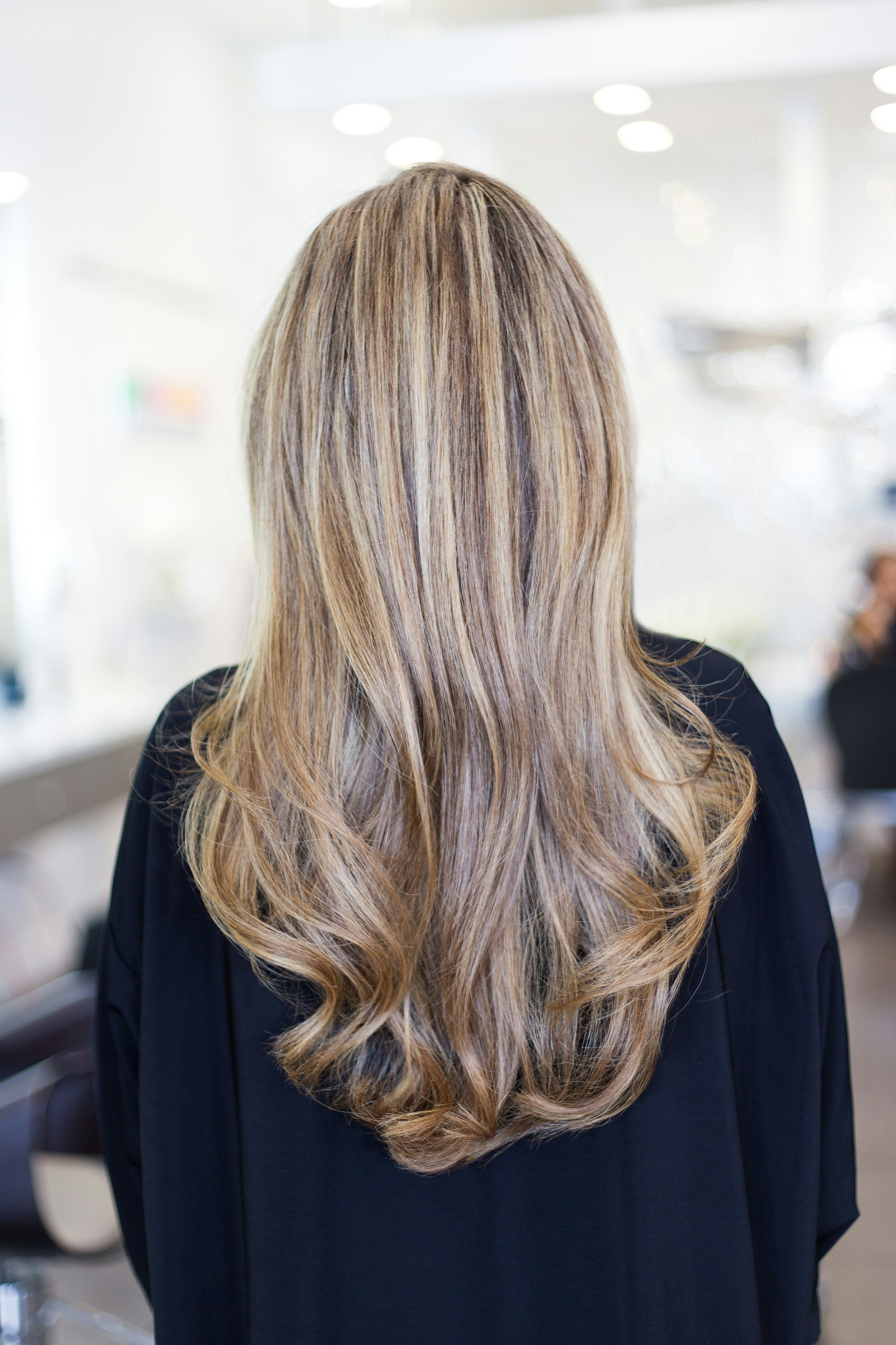 Elegante Balayage-Frisur in warmem Licht