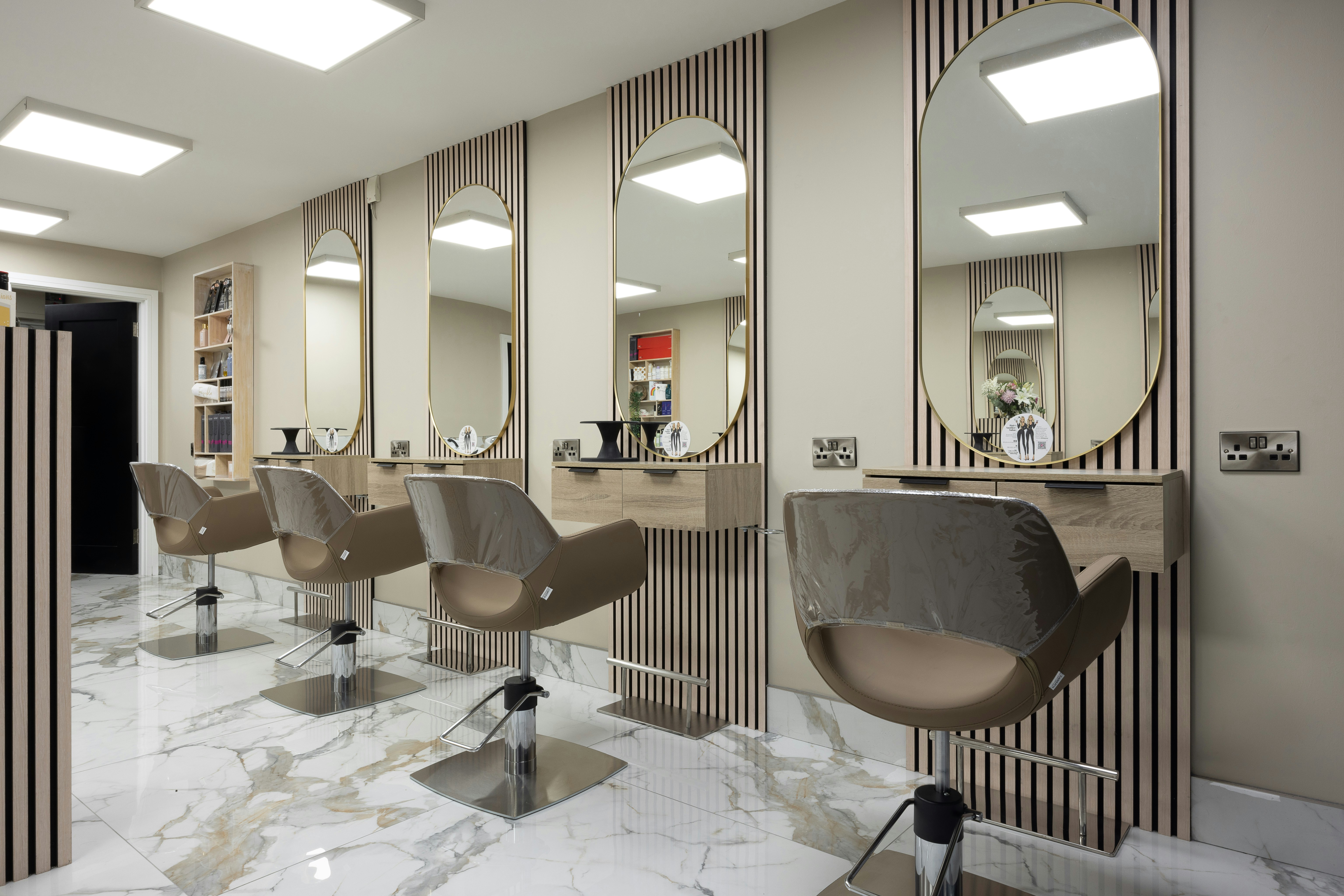 Luxuriöses Salon-Interieur mit Styling-Stationen