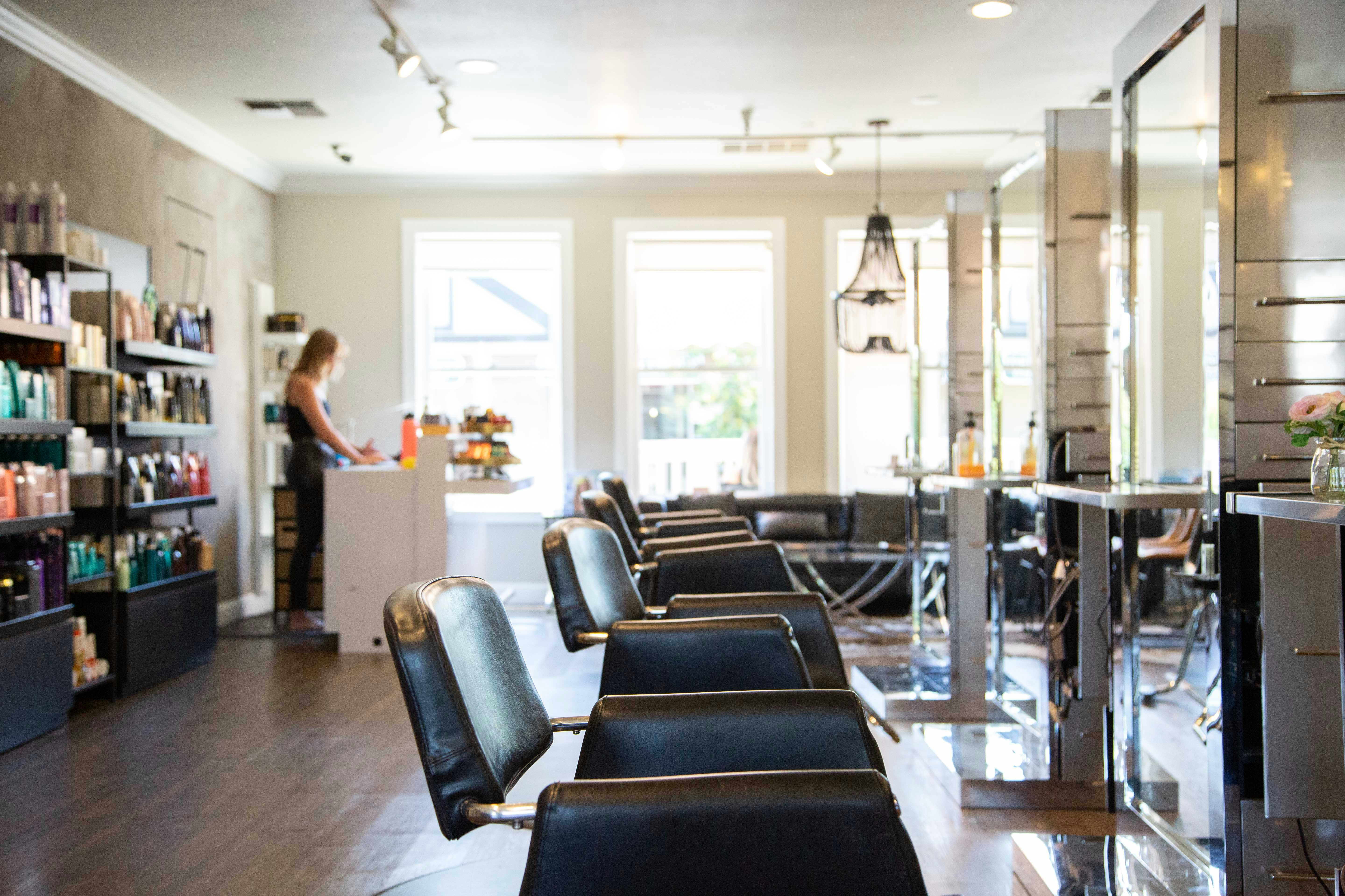 Eleganter Friseursalon mit Naturlicht